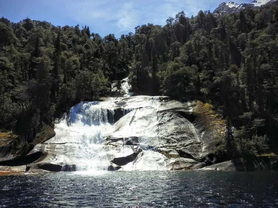Bariloche: Puerto Blest and Cascada de los Cántaros (Waterfall of the Cantaros) - The guide and language question