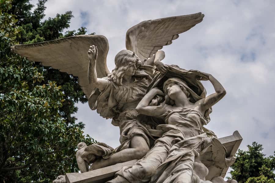 Buenos Aires: La Recoleta Cemetery Guided Tour in English - A 110-minute walk through mausoleums and memory