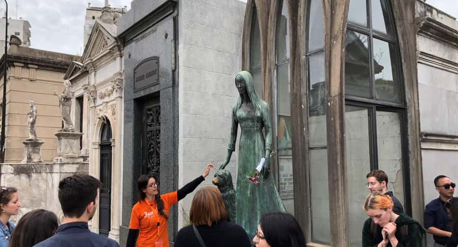 Buenos Aires: La Recoleta Cemetery Guided Tour in English - Evita’s tomb and the politics of fame