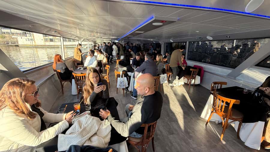 Buenos Aires: Puerto Madero Sunset Cruise with Open Bar - Is there a guide or commentary?