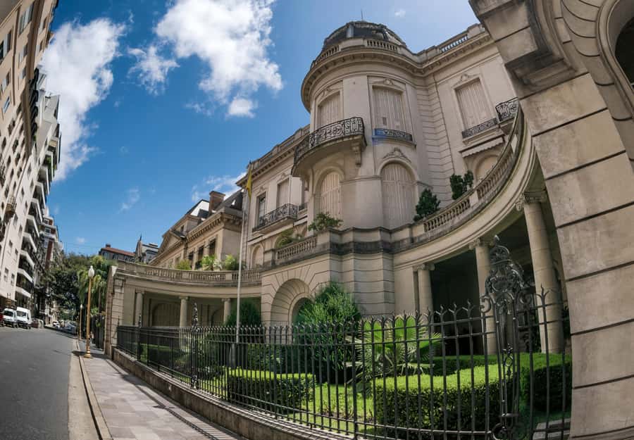 Buenos Aires: Recoleta and Retiro Tip Based Walking Tour - Palacio San Martín and Palacio Paz