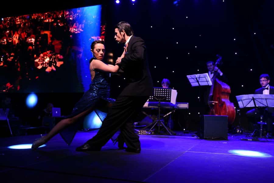Buenos Aires: Tango Show at El Viejo Almacen - The tango performance and its four dance couples