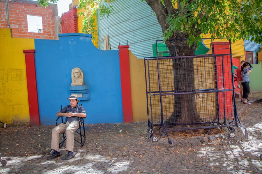 Classic City Tour of Buenos Aires: Neighborhoods and Emblems - Guides, language, and the pace of the commentary