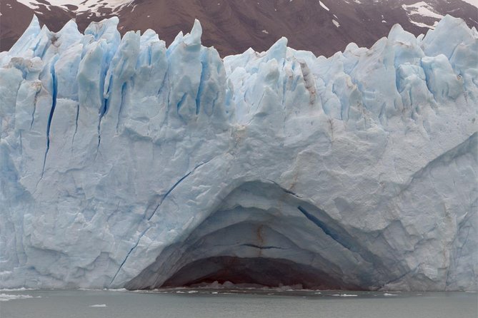 Excursion to the Perito Moreno Glacier, with guide and transfer to / from the hotel - The long road from El Calafate