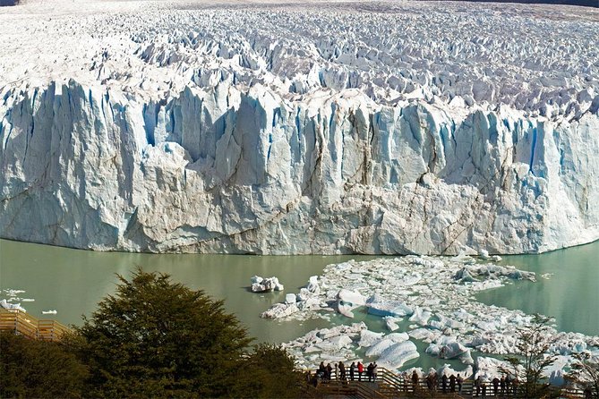 Excursion to the Perito Moreno Glacier, with guide and transfer to / from the hotel - A first look at Curva de Los Suspiros