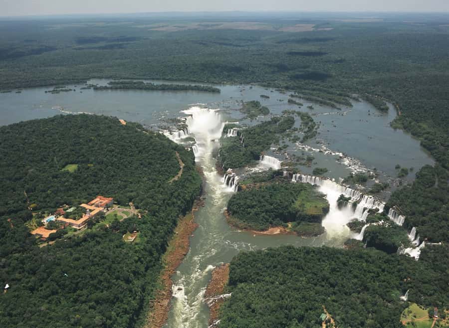 From Foz do Iguaçu: Argentinean Falls Tour with Pickup - What the guide adds to the day
