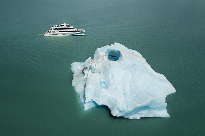 Gourmet Glaciers Navigation - Ice floes and the distant Upsala Glacier