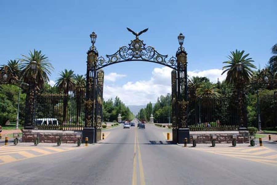 Mendoza: Half-Day Sightseeing City Tour - Key points at a glance
