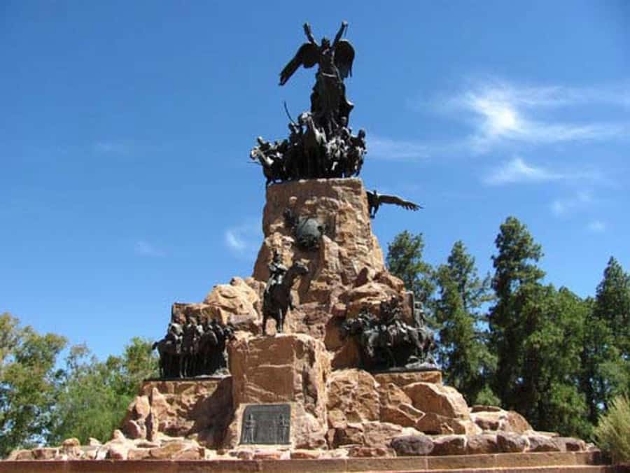 Mendoza: Half-Day Sightseeing City Tour - Aquarium, avenues, and central Mendoza