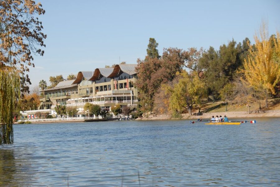 Mendoza: Half-Day Sightseeing City Tour - Guides, languages, and the pace of the visit