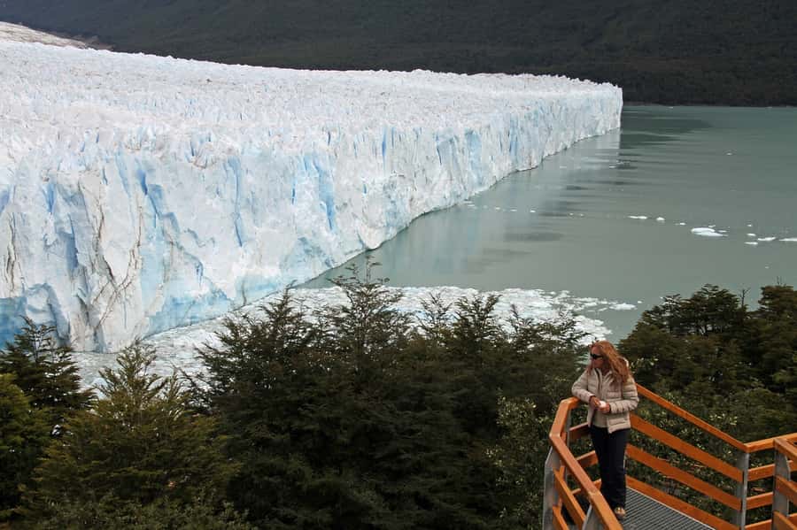 Puerto Natales: Day Trip to Perito Moreno Glacier Argentina - The guide and the change near El Calafate