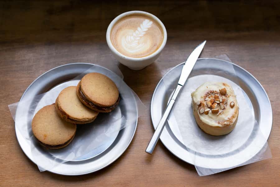 San Telmo: Historical Guided Tour with Street Food & Drinks - Which guide style should you expect?