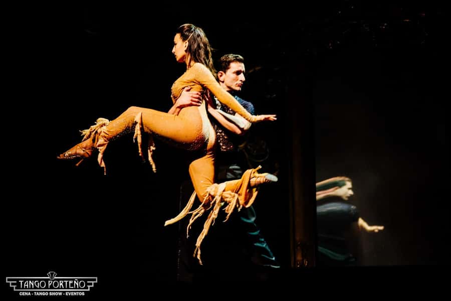 Tango Porteño: The Best Tango Night in Buenos Aires - Entering Tango Porteño near the Obelisk